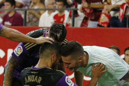 Anuar celebra su gol con León y Guardiola.
