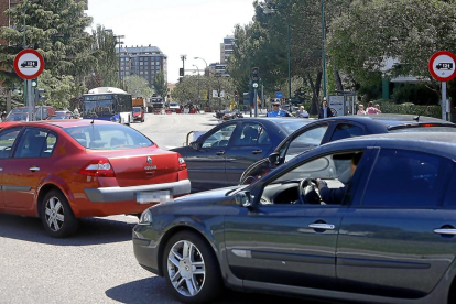 Imagen de la retención de vehículos en los alrededores de la plaza de Poniente-J.M. Lostau