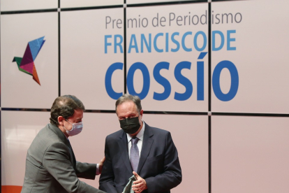 El periodista Ignacio Fernández Sobrino recibe el galardón Francisco de Cossío a la Trayectoria Profesional de menos del presidente de la Junta, Alfonso Fernández Mañueco.- ICAL