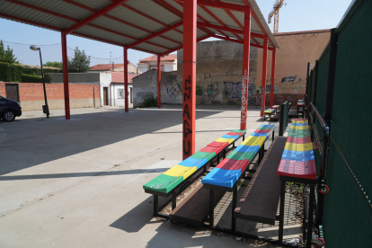 Zona deportiva en la calle Villasexmir en el barrio de Las Villas. J.M. LOSTAU
