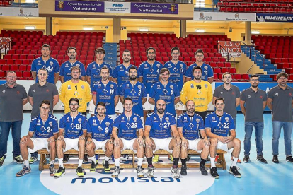 El equipo dirigido por Nacho González, junto al equipo técnico, en la foto de familia oficial de la temporada 2016-2017.-M. A. SANTOS