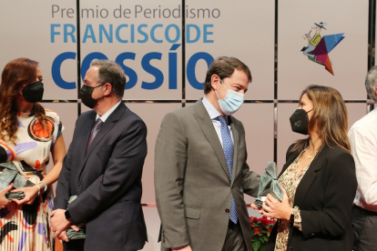 El presidente de la Junta, Alfonso Fernández Mañueco, conversa con los galardonados con los Premios Francisco de Cossio