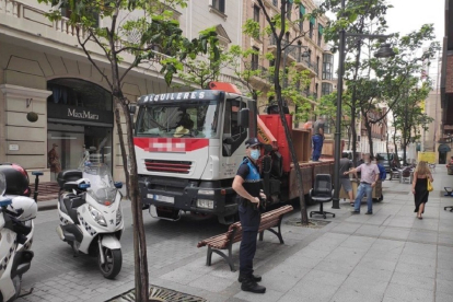 Imagen facilitada por la Policía de Valladolid sobre el vehículo pesado denunciado - @POLICIAVLL