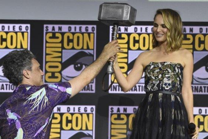 Natalie Portman coge el martillo de Thor, en la Comic-Con de San Diego (EEUU).-AP / CHRIS PIZZELLO