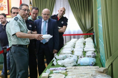 La Guardia Civil junto con la Ertzaintza desmantelan una red de distribución de droga-ICAL