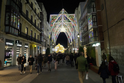 Iluminación de la calle Santiago, con la esfera al fondo | PHOTOGENIC