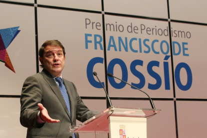 El presidente de ja Junta, Alfonso Fernández Mañueco, durante su intervención en el acto de entrega de los Premios Francisco de Cossio
