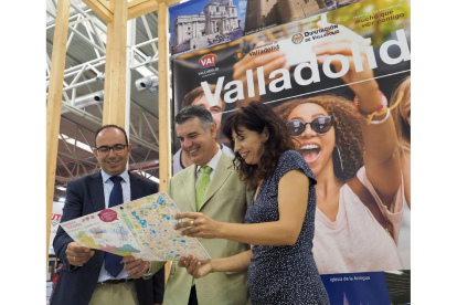 La concejala de Cultura y Turismo, Ana Redondo, y el vicepresidente de la Diputación de Valladolid, Víctor García Monje, presentan el expositor conjunto en la 84 Feria de Muestras.-ICAL