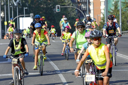 Numerosos aficionadoss juveniles e infantiles se sumaron al Día de la Bici, a pesar del parón de once años sin celebrarse.-J.M. LOSTAU