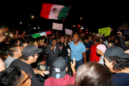 Manifestantes anti-Trump, anoche, en las calles de Costa Mesa.-REUTERS / MIKE BLAKE