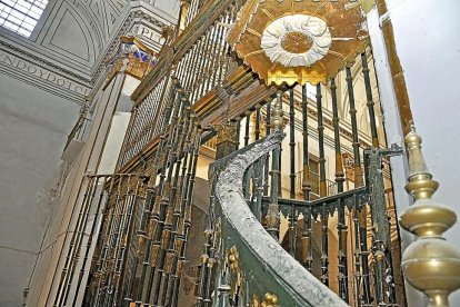 Estado de la rejería en el interior de la Iglesia del Simón Ruiz, y barandilla del púlpito con palomina acumulada.-S. G. C.