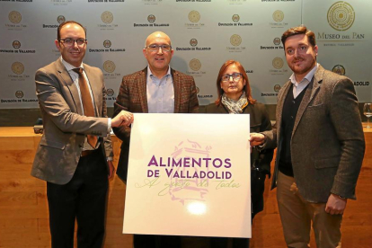 Víctor Alonso, Jesús Julio Carnero, Henar González y Alberto Magdalena, con el cartel de la nueva marca.-E. M.