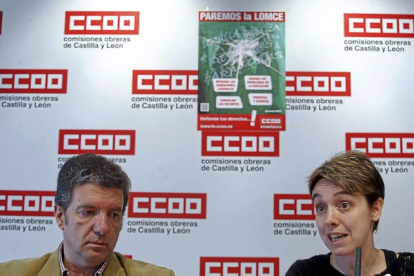 Elena Fernández (d) con Francisco García, secretario general de laFederación estatal de CCOO, en una imagen de archivo.-ICAL