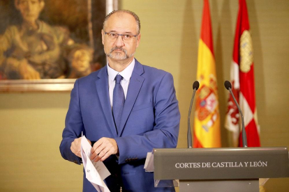 El presidente de las Cortes, Luis Fuentes, ayer tras su intervención.-ICAL