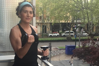La atleta vallisoletana Maite Martínez entrena en casa a la espera de poder salir a correr de nuevo. - E. M.