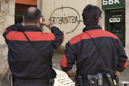 Dos agentes de la Ertzaintza toman nota de una amenaza en Lekeitio en 2009.-ALFREDO ALDAI