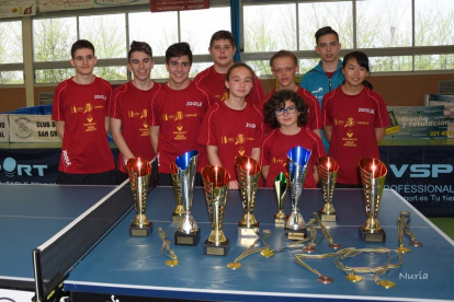 Jugadores delVasa Arroyo-CDO posan con el botín de trofeos conseguidos en el autonómico de tenis de mesa .-NURIA CABALLERO