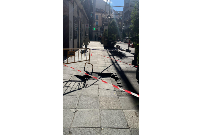 Fotografía de la fuga de agua de la calle Santiago en Valladolid- Policía Valladolid 'X'