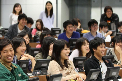 Estudiantes en un aula de la Univesidad de Juntendo, en Tokio.-EL PERIÓDICO