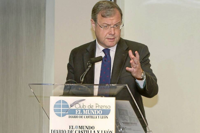 El consejero de Fomento, Antonio Silván, durante su intervención en la clausura del foro-J.M.Lostau