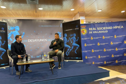 Ronaldo Nazario en el desayuno de la APDV en conversación con el periodista Chus Rodríguez. / E.M.