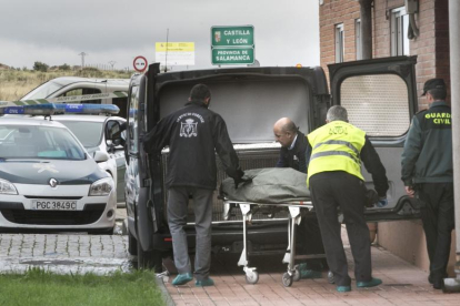 El levantamiento de cadáver se produjo al mediodía en el domicilio de la pareja, en esta localidad salmantina fronteriza con Portugal.-ICAL