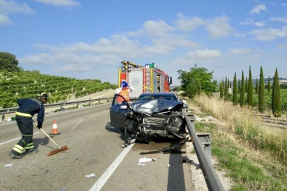 Accidente de tráfico en la N-122, en Quintanilla de Onésimo (Valladolid), en el que tres personas resultaron heridas-ICAL