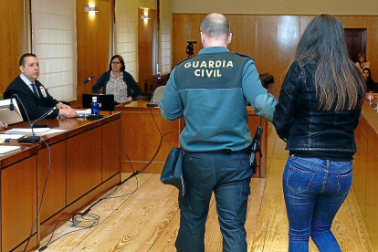 La madre de la niña de la niña Sara accede a una de la sesiones del juicio en la Audiencia de Valladolid.-POOL EFE