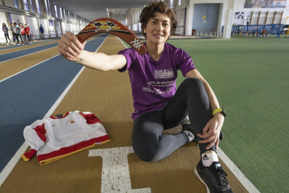 Mayte Martínez (abajo, celebrando acceso a las semifinales de los 800 metros) posa con una sudadera y un boomerang recuerdo de su participación en Sidney.-J.M. LOSTAU