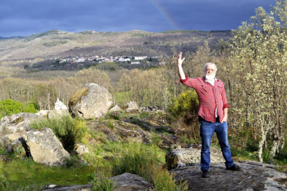 Manolo Chinato es vaquero, músico, poeta y propietario del bar Chinato’s, un lugar muy frecuentado por jóvenes y amantes del rock situado en Puerto de Béjar, donde vive y escribe sus poemas, en contacto con la naturalez.-ARGI