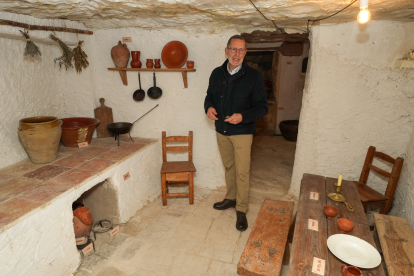 Conrado Giralda, en el interior de una de las casas cuevas visitables de Trigueros del Valle, en Valladolid.- PHOTOGENIC