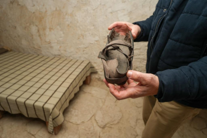 Un zapato aparecido en el proceso de recuperación que perteneció a un zapatero que vivió en una de las casas cueva de Trigueros del Valle.- PHOTOGENIC