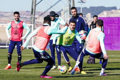 Amallah disputa un balón en el último entrenamiento del real Valladolid. / IÑAKI SOLA / RVCF