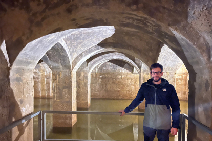 El técnico Daniel Pérez en el aljibe convertido en centro de interpretación del patrimonio subterráneo de Villalón - E.M.