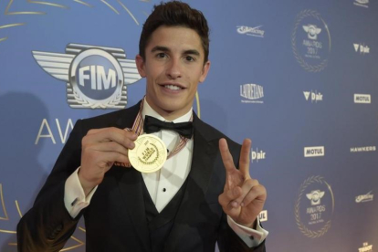 Marc Márquez muestra, orgulloso y feliz, la medalla que lo acredita como campeón del mundo de MotoGP y que recibió, anoche, en la gala de la FIM, que se celebró en Andorra.-/ NUNO LARANJEIRA