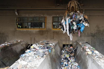 El ‘pulpo’ selecciona los residuos recién depositados por los camiones de basura en la planta de tratamiento de residuos.-J.M. LOSTAU
