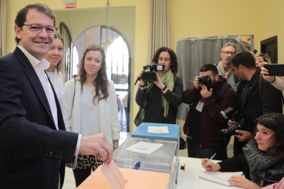 Alfonso Fernández Mañueco votando esta mañana en Salamanca.-ICAL