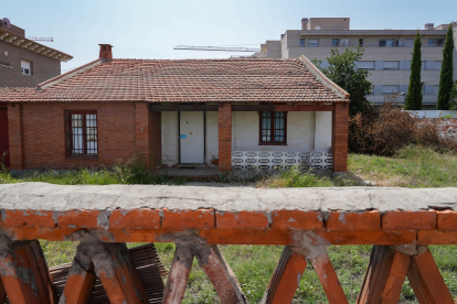 Contraste de casas en el Camino Viejo de Simancas. J.M. LOSTAU