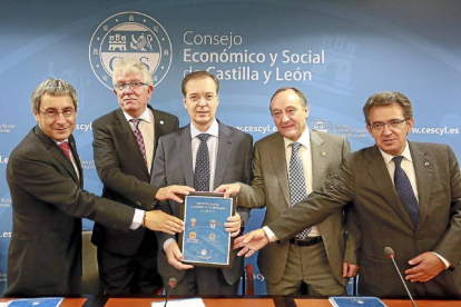 José Ángel Domínguez, José Ángel Hermida, Germán Barrios, Daniel Miguel y Alfonso Murillo ayer, en la firma del protocolo entre el CES y las universidades.-ICAL