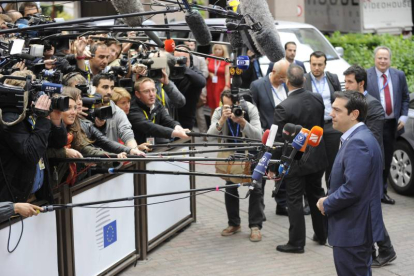 Alexis Tsipras atiende a los medios de comunicación antes de la reunión con el eurogrupo.-Foto: EFE