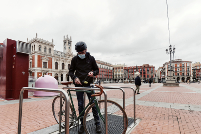 Una persona aparca su bicicleta en uno de los aparcamientos destinados a este tipo de vehículos en la plaza Mayor de Valladolid. / INNOLID