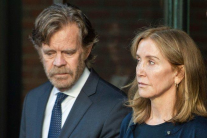 Felicity Huffaman, junto a su marido, el también actor William H. Macy, saliendo del tribunal de Boston, el pasado septiembre.-AFP / JOSEP PREZIOSO