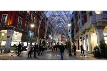 Iluminación navideña de la Calle Santiago de Valladolid. PHOTOGENIC
