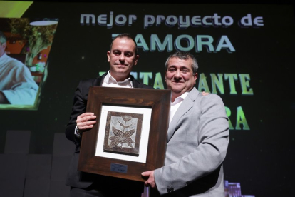 Restaurante La Chopera recibe el premio al mejor proyecto de Zamora, que entregó el presidente de la Diputación zamorana, Francisco José Requejo.- PHOTOGENIC