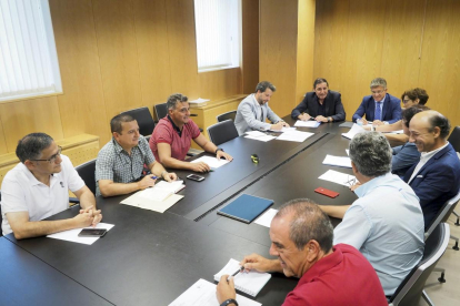 El consejero de Sanidad, Antonio María Sáez, se reúne con el comité de la huelga de médicos interinos, convocada por el Sindicato Médico de Castilla y León (Simecal).-R. VALTERO / ICAL