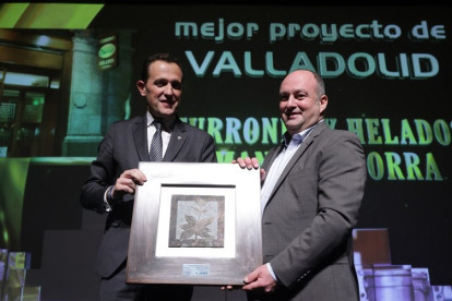 Turrones y helados Manuel Iborra recibe el premio al mejor proyecto de Valladolid, que entregó el presidente de la Diputación vallisoletana, Conrado Íscar.- PHOTOGENIC