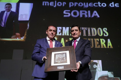 Embutidos La Hoguera recibe el premio al mejor proyecto de Soria, que entregó el presidente de la Diputación soriana, Benito Serrano.- PHOTOGENIC