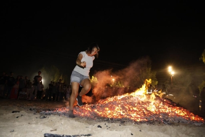 Ambiente de hogueras en la playa de las moreras por las fiestas de San Juan. PHOTOGENIC