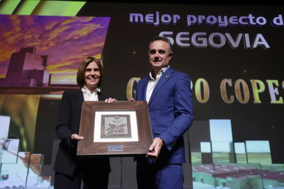 Grupo Copese recibe el premio al mejor proyecto de Segovia, que entregó la diputada delegada de Prodestur Segovia, Magdalena Rodríguez.- PHOTOGENIC