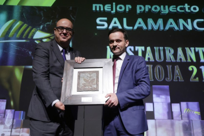 La Hoja 21 recibe el premio al mejor proyecto de Salmanca, que entregó el vicepresidente de la Diputación Salmantina, Carlos García.- PHOTOGENIC